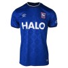 Original Fußballtrikot Ipswich Town Heimtrikot 2026-27 Für Herren Original Fußballtrikot Ipswich Town Heimtrikot 2026-27 Für Herren