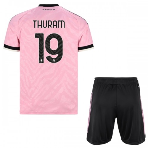 Original Trikotsatz Juventus Thuram 19 Auswärtstrikot 2026-27 Für Kinder Original Trikotsatz Juventus Thuram 19 Auswärtstrikot 2026-27 Für Kinder